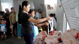 Suasana warga mengantri untuk membeli sembako murah di Pasar Teluk Gong, Jakarta Utara, Senin (3/12).(Suara.com/Fakhri Hermansyah)