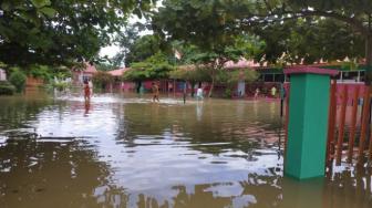 Miris, Murid SD di Jambi Ujian di Atas Genangan Banjir