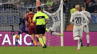 Penyerang Inter Milan Keita Balde mencetak gol ke gawang AS Roma selama pertandingan sepak bola Serie A Italia antara AS Roma melawan Inter Milan di Stadion Olimpico, Roma, Italia, Senin (3/12). [Tiziana FABI / AFP]