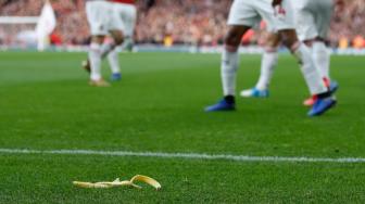 Lempar Kulit Pisang, Fans Tottenham Ditangkap Saat Derby London Utara