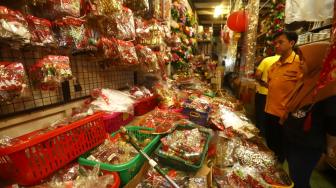 Pembeli memilih pernak-pernik Natal yang dijual di Pasar Asemka, Jakarta, Selasa (4/12). [Suara.com/Muhaimin A Untung]