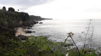 Tebing Menjulang di Pantai Balangan Jadi Spot Foto Paling Hits di Bali