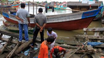 Sejumlah warga melihat perahu milik warga etnis Rohingya yang terdampar di Pelabuhan Kuala Idi Rayeuk, Aceh Timur, Aceh, Selasa (4/12). [ANTARA FOTO/Syifa Yulinnas]