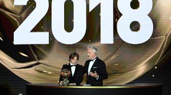 Gelandang Real Madrid asal Kroasia, Luka Modric, meraih penghargaan Ballon d'Or 2018 di Grand Palais, Paris, Prancis, Senin (3/12). [AFP/Franck Fife]

