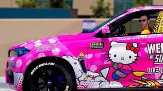 Gemas, Mobil Supir Uber Ini Tampil Lucu Bertema Hello Kitty