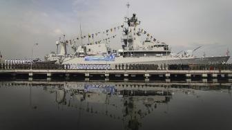 Prajurit TNI Angkatan Laut mengikuti Upacara Peringatan Hari Armada 2018 di Dermaga Kompleks Satuan Koarmada I Pondok Dayung, Jakarta Utara, Rabu (5/12). [ANTARA FOTO/Dhemas Reviyanto]