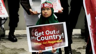 Sejumlah masa aksi dari Komite Nasional Solidaritas Rohingya melakukan teatrikal di depan Kedutaan Besar Myanmar, Jakarta, Rabu (5/12). (Suara.com/Fakhri Hermansyah)