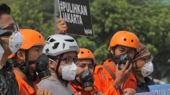 Sejumlah aktivis lingkungan melakukan aksi di Bundaran HI, Jakarta Pusat, Rabu (5/12). (Suara.com/Fakhri Hernansyah)