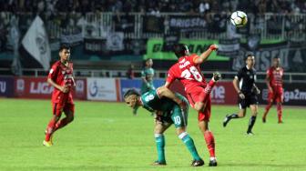 
Pesepak bola PSS Sleman Cristian Gonzales (kiri) berebut bola atas dengan pesepak bola Semen Padang Wahyu Trisnajaya (kanan) pada laga final Liga 2 2018 di Stadion Pakansari, Bogor, Jawa Barat, Selasa (4/11). [ANTARA FOTO/Yulius Satria Wijaya]