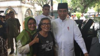 Tunggu Dua Jam, Ibu Iin Tembus Pengawalan Jokowi di Kraton dan Dapat Foto