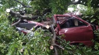 Angin Puting Beliung Porak-porandakan Kota Bogor