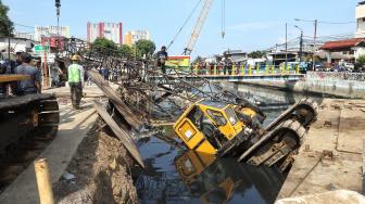 Crane jatuh menimpa rumah warga dekat Kali Sunter, Jalan Dakota Raya,Kemayoran, Jakarta, Kamis (6/12).[Suara.com/Muhaimin A Untung]