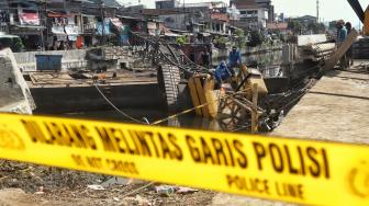 Crane jatuh menimpa rumah warga dekat Kali Sunter, Jalan Dakota Raya,Kemayoran, Jakarta, Kamis (6/12).[Suara.com/Muhaimin A Untung]