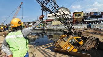 Mengerikan! Crane Jatuh Timpa Rumah di Kemayoran