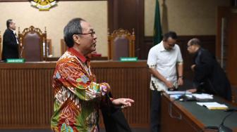 Terdakwa kasus korupsi KTP Elektronik Made Oka Masagung dan Irvanto Hendra Pambudi meninggalkan ruangan seusai menjalani sidang pembacaan putusan di Pengadilan Tipikor, Jakarta, Rabu (5/12). [ANTARA FOTO/Akbar Nugroho Gumay]