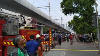 Enggan Turun, Pemanjat Misterius Baliho Al Azhar Blok M Malah Asik Tidur