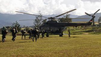 Prajurit TNI bersiap menaiki helikopter menuju Nduga di Wamena, Papua, Rabu (5/12). [ANTARA FOTO/Iwan Adisaputra]