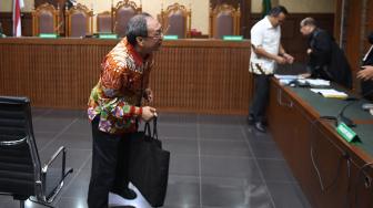 Terdakwa kasus korupsi KTP Elektronik Made Oka Masagung dan Irvanto Hendra Pambudi meninggalkan ruangan seusai menjalani sidang pembacaan putusan di Pengadilan Tipikor, Jakarta, Rabu (5/12). [ANTARA FOTO/Akbar Nugroho Gumay]