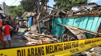 Crane Roboh Timpa Rumah Warga, 1 Keluarga Dilarikan ke Rumah Sakit