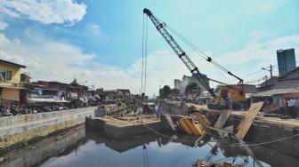 Crane jatuh menimpa rumah warga dekat Kali Sunter, Jalan Dakota Raya,Kemayoran, Jakarta, Kamis (6/12).[Suara.com/Muhaimin A Untung]