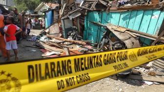 Crane jatuh menimpa rumah warga dekat Kali Sunter, Jalan Dakota Raya,Kemayoran, Jakarta, Kamis (6/12).[Suara.com/Muhaimin A Untung]