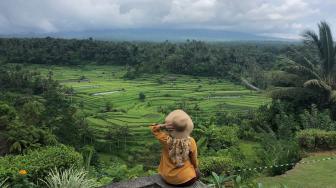 Makan Sambil Menikmati Indahnya Alam Bali di Mahagiri Restaurant