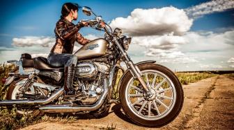 Perempuan Mengangkat Harley - Davidson Jatuh ? Mengapa Tidak !