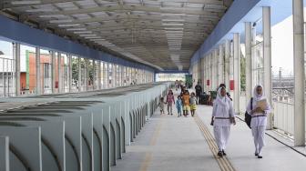 Pejalan kaki melintasi Skybridge atau Jembatan Penyeberangan Multiguna (JPM) Tanah Abang di Jakarta, Jumat (7/12).[ANTARA FOTO/Dhemas Reviyanto]