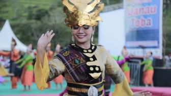 Tarian Era-Era Meriahkan Pembukaan Festival Danau Toba 2018