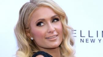 Paris Hilton Tampil Bak Barbie Kenakan Gaun Versace di Milan Fashion Week 2022, Cara Jalannya Jadi Sorotan