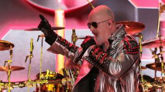 Vokalis Judas Priest Rob Halfold beraksi pada "Judas Priest Live In Concert 2018" di Ecopark Ancol, Jakarta, Jumat (7/12). [ANTARA FOTO/Rivan Awal Lingga]