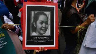 Masyarakat dari berbagai aliansi melakukan aksi damai bertajuk stop kekerasan seksual di Jalan Medan Merdeka Barat, Jakarta, Sabtu (8/12).[ANTARA FOTO/Sigid Kurniawan]