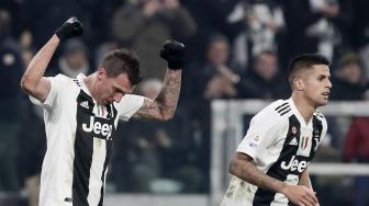 Pemain depan Juventus Mario Mandzukic merayakan golnya dengan pemain Juventus Cancelo pada pertandingan sepak bola Serie A Juventus melawan Inter Milan di Stadion Allianz, Turin, Italia, Sabtu (8/12). [Isabella BONOTTO / AFP]