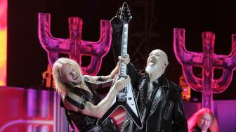 Vokalis Judas Priest Rob Halfold (kanan) dan Gitaris Richie Faulkner (kiri) beraksi pada "Judas Priest Live In Concert 2018" di Ecopark Ancol, Jakarta, Jumat (7/12). [ANTARA FOTO/Rivan Awal Lingga]