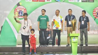 Pelatih Persija Jakarta Alessandro Stefano Cugurra Rodrigues mengangkat piala pelatih terbaik usai keluar sebagai juara Liga 1 di Stadion Utama Gelora Bung Karno, Jakarta, Minggu (9/12). [Suara.com/Muhaimin A Untung]