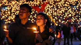 Ribuan Umat Nasrani menyalakan lilin saat mengikuti ibadah malam natal Gereja Tiberias Indonesia di Stadion Gelora Bung Karno, Jakarta, Sabtu (8/12). ANTARA FOTO/Dede Rizky Permana