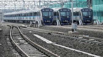 Sejumlah kereta listrik Ratangga di Depo Lebak Bulus, Jakarta, Senin (10/12). [Suara.com/Muhaimin A Untung]