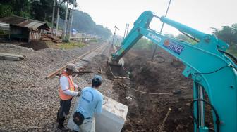 Pekerja memasang bantalan rel pada proyek pengerjaan reaktivasi jalur kereta Cianjur-Padalarang di Ciranjang, Kabupaten Cianjur, Jawa Barat, Senin (10/12). ANTARA FOTO/Raisan Al Farisi