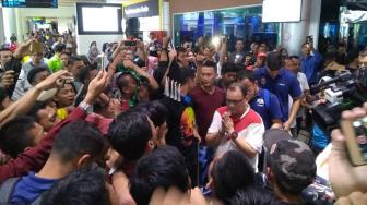 Hujan Air Mata Warnai Kedatangan Skuat Sriwijaya FC di Palembang
