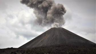 Alami 18 Kali Gempa, Begini Penampakan Kawah Gunung Anak Krakatau