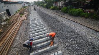 Pekerja memasang bantalan rel pada proyek pengerjaan reaktivasi jalur kereta Cianjur-Padalarang di Ciranjang, Kabupaten Cianjur, Jawa Barat, Senin (10/12). ANTARA FOTO/Raisan Al Farisi