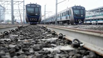 Sejumlah kereta listrik Ratangga di Depo Lebak Bulus, Jakarta, Senin (10/12). [Suara.com/Muhaimin A Untung]