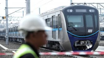 Sejumlah kereta listrik Ratangga di Depo Lebak Bulus, Jakarta, Senin (10/12). [Suara.com/Muhaimin A Untung]