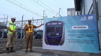 Gubernur DKI Jakarta Anies Baswedan dengan jajaran PT MRT-Jakarta saat peresmian pemberian nama kereta MRT rute Bundaran Hotel Indonesia (HI)-Lebak Bulus di Depo Lebak Bulus, Jakarta, Senin (10/12). [Suara.com/Muhaimin A Untung]