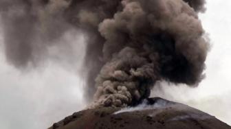 Letusan Gunung Anak Krakatau Masih Berlangsung Pagi Ini