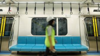 Suasana di Stasiun Mass Rapid (MRT) Bundaran HI, Jakarta, Senin (10/12).[Suara.com/Muhaimin A Untung]