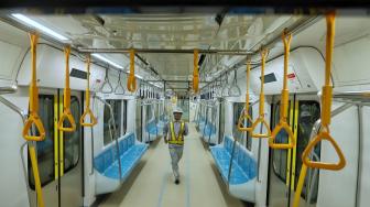 Suasana di Stasiun Mass Rapid (MRT) Bundaran HI, Jakarta, Senin (10/12).[Suara.com/Muhaimin A Untung]