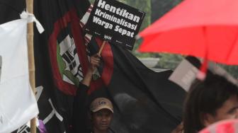 Sejumlah massa aksi bersama Wahana Lingkungan Hidup Indonesia (Walhi) saat unjuk rasa menolak kriminalisasi di depan Istana Negara, Jakarta Pusat, Kamis (11/12).[Suara.com/Fakhri Hermansyah]