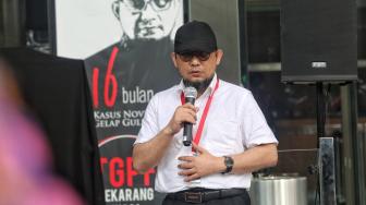 Penyidik KPK Novel Baswedan berdiri di samping layar yang menampilkan hitung maju waktu sejak penyerangan terhadap dirinya saat diluncurkan di gedung KPK, Selasa (11/12). [Suara.com/Muhaimin A Untung]