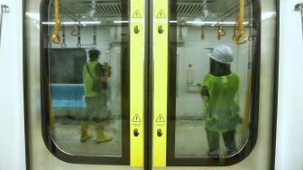 Suasana di Stasiun Mass Rapid (MRT) Bundaran HI, Jakarta, Senin (10/12).[Suara.com/Muhaimin A Untung]